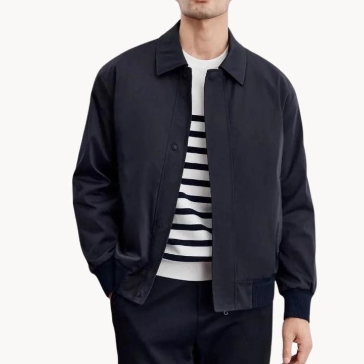 Casual herenjack met knopen, elastische boord en lange mouwen, perfect voor de herfst.