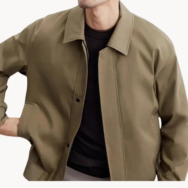 Moderne heren bovenkleding: casual jas met rechte snit, knopen en elastische boord.