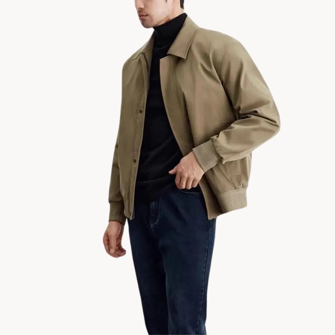 Veelzijdige herenjas met lange mouwen, knopen en elastische manchetten; perfect voor herfst.