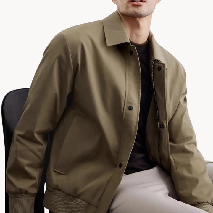 Dagelijkse herenjack: comfortabele casual jas met knoopsluiting en elastische afwerking.