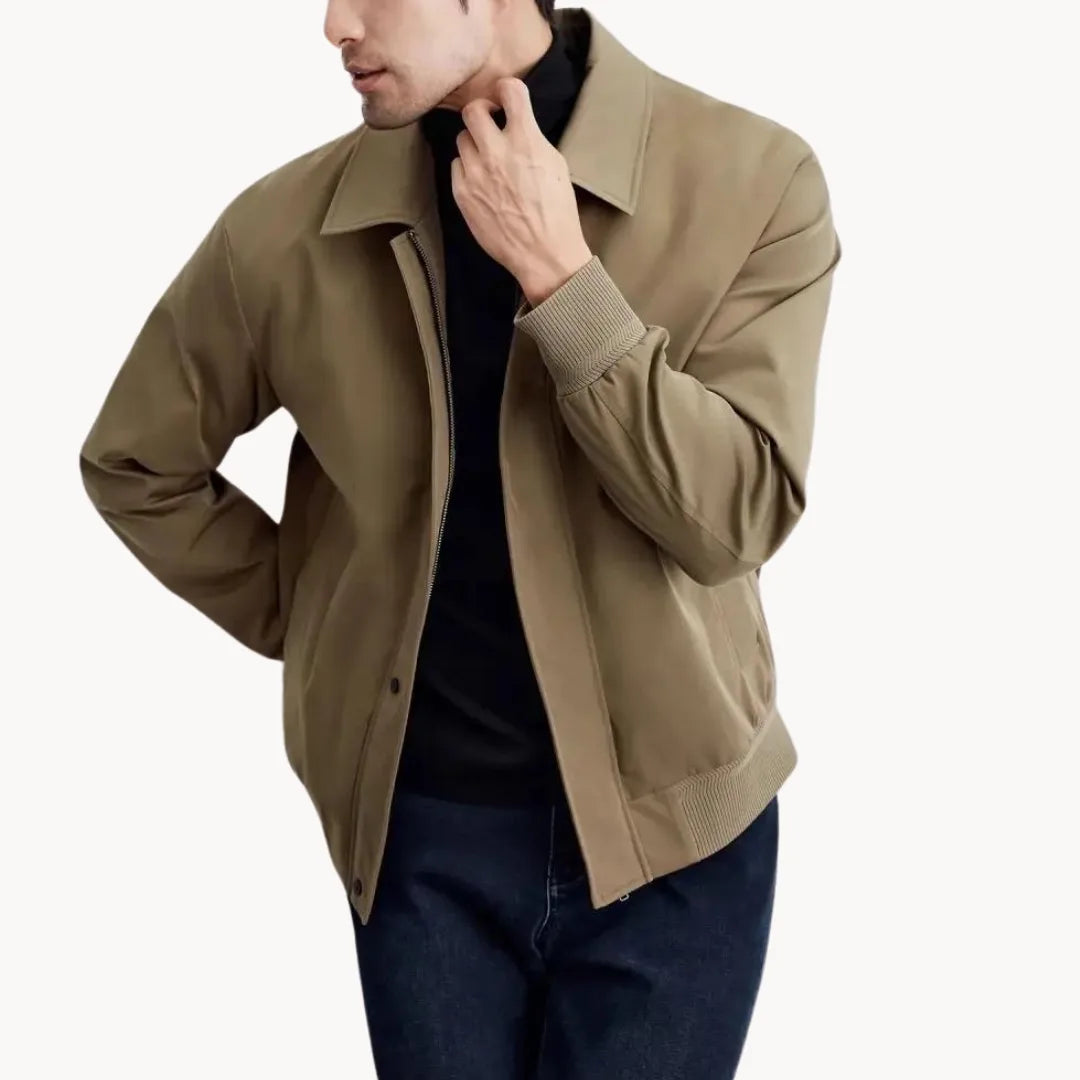 Herenjack voor de herfst, met knopen, elastische boord en een rechte, comfortabele pasvorm.