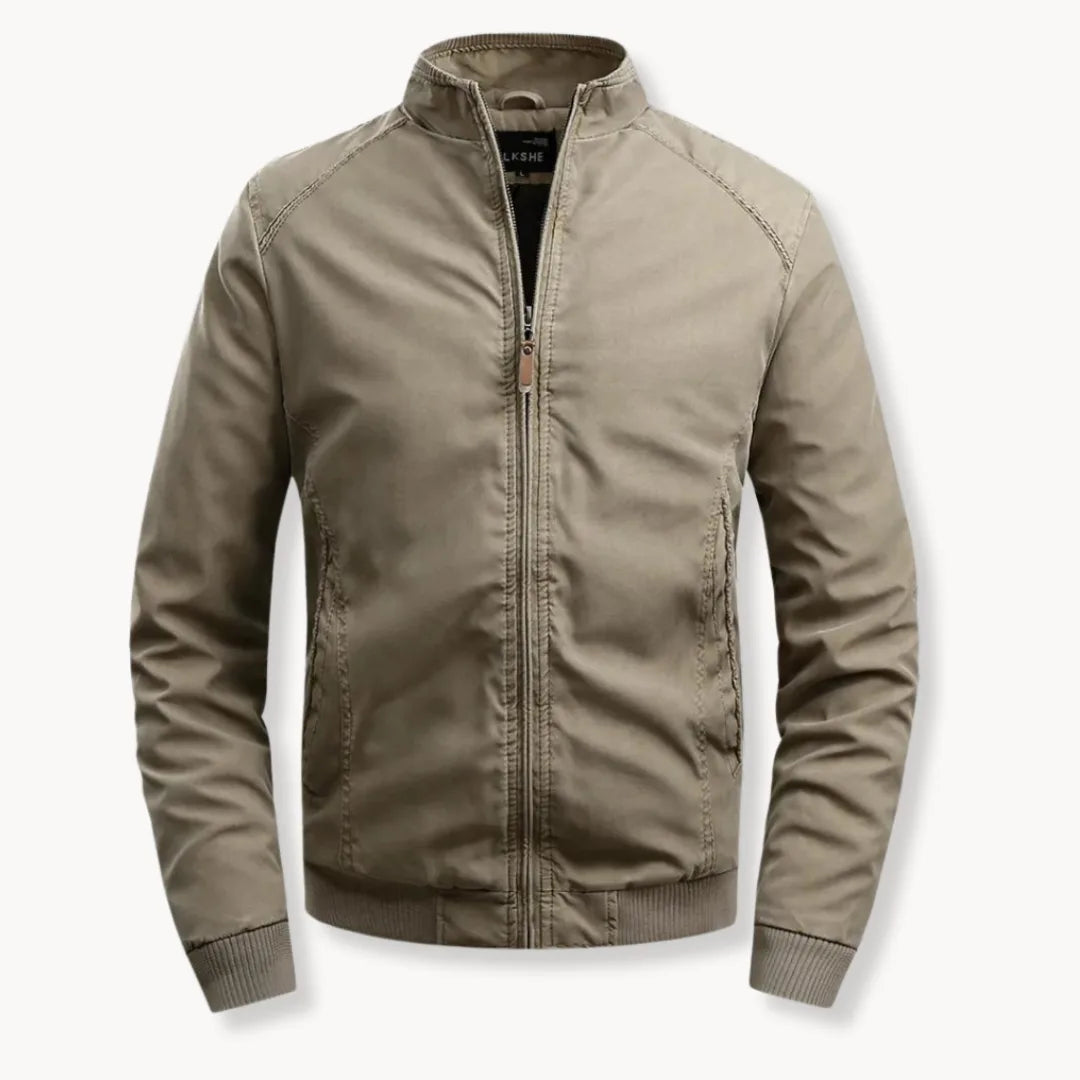 Modieus heren bomberjack met rits en opstaande kraag. Ideale casual jas voor diverse seizoenen.