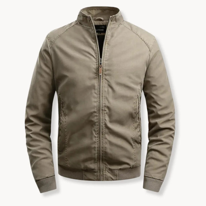 Modieus heren bomberjack met rits en opstaande kraag. Ideale casual jas voor diverse seizoenen.