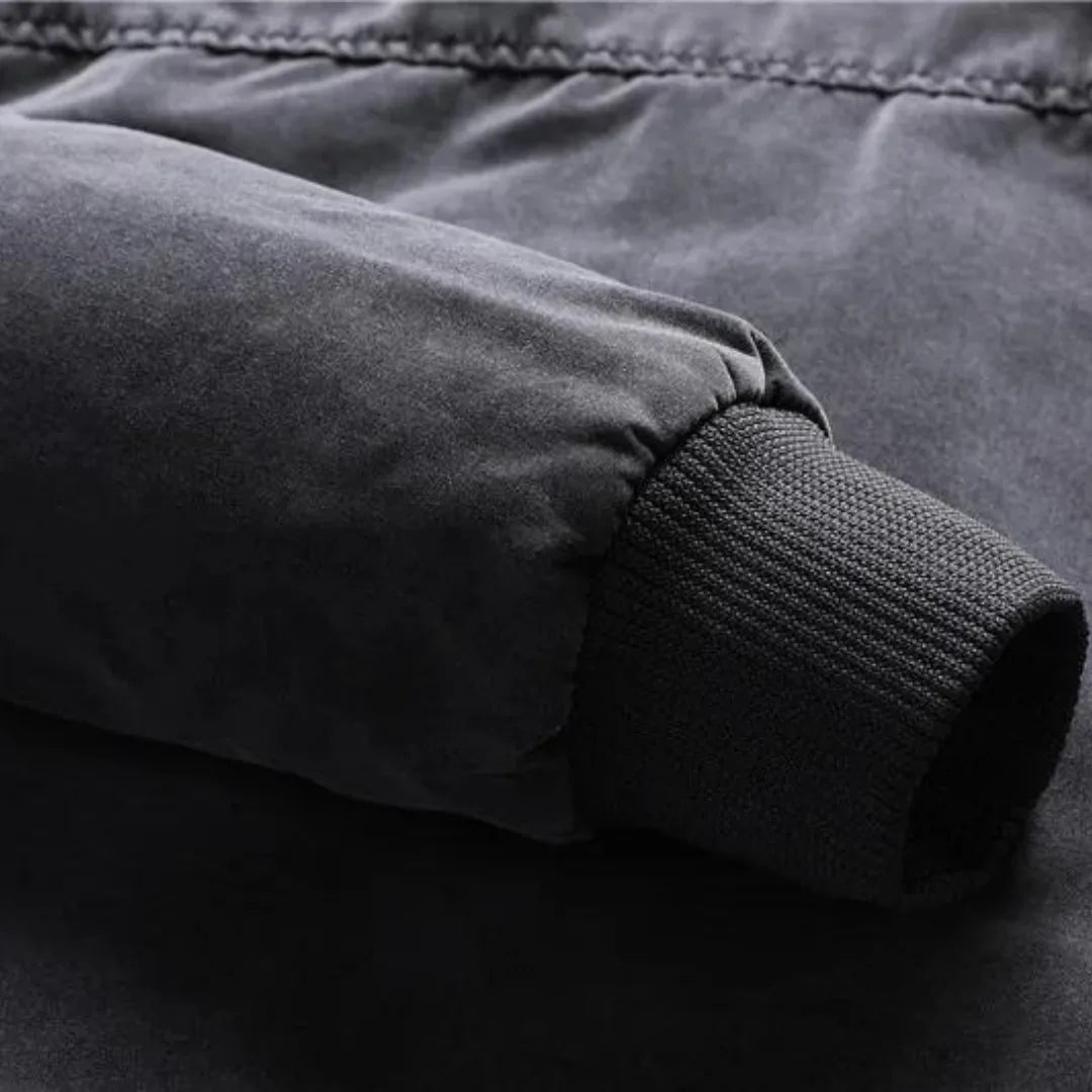 Stijlvol heren bomberjack met opstaande kraag en ritssluiting. Perfect voor casual look in de lente.