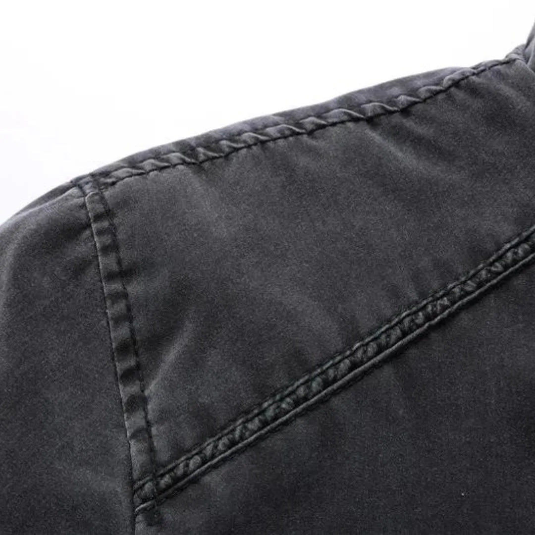 Comfortabel casual herenjack, bomberstijl met ritssluiting en opstaande kraag. Geschikt voor buiten.