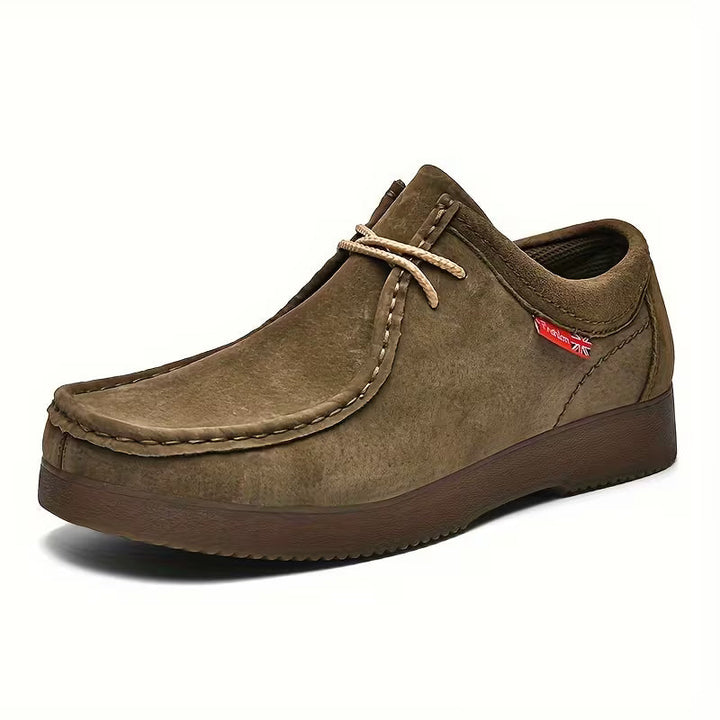 Zijkant van heren casual veterschoen met antislipzool, toont strak design.
