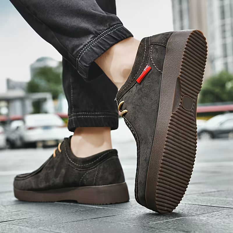 Vooraanzicht van comfortabele heren veterschoenen met antislip zool en stevige veters.