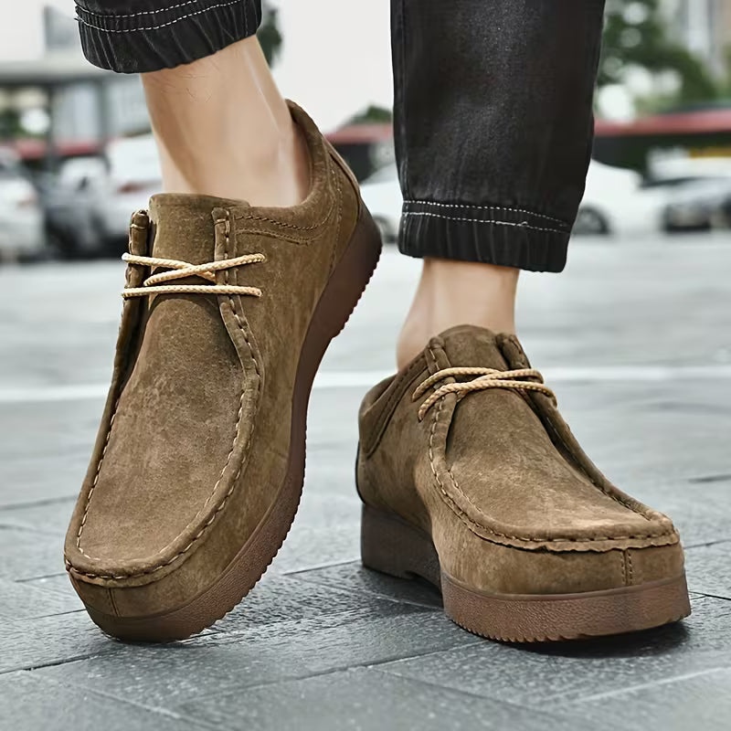 Close-up van de antislipzool op casual heren schoen, voor extra veiligheid en grip.