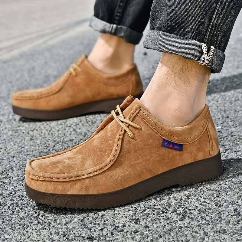 Heren casual schoenen met veters, antislip zool en comfort, getoond vanuit een algemeen perspectief.