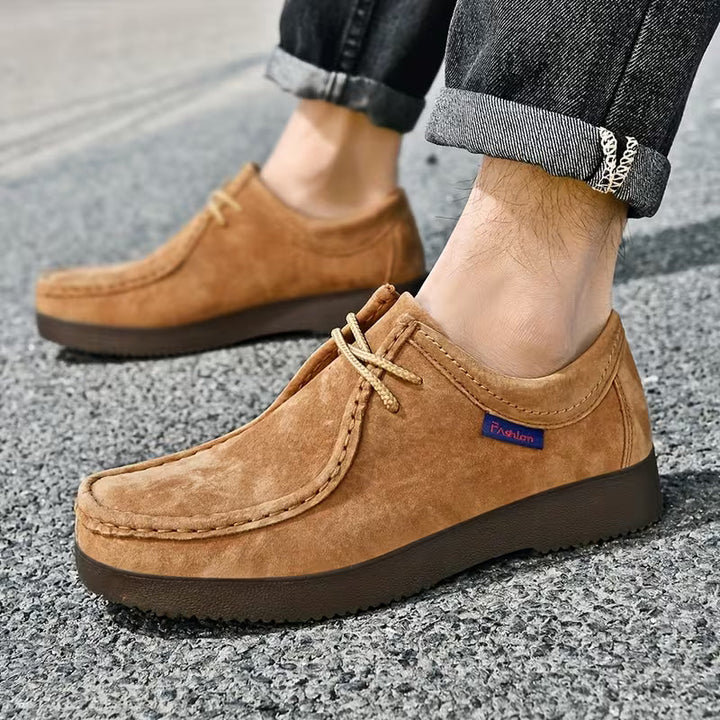 Heren casual schoenen met veters, antislip zool en comfort, getoond vanuit een algemeen perspectief.