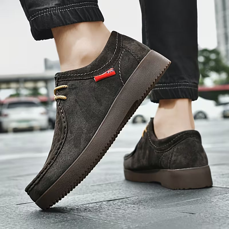 Achterkant van stijlvolle heren schoenen, met robuuste hiel en antislip zool.