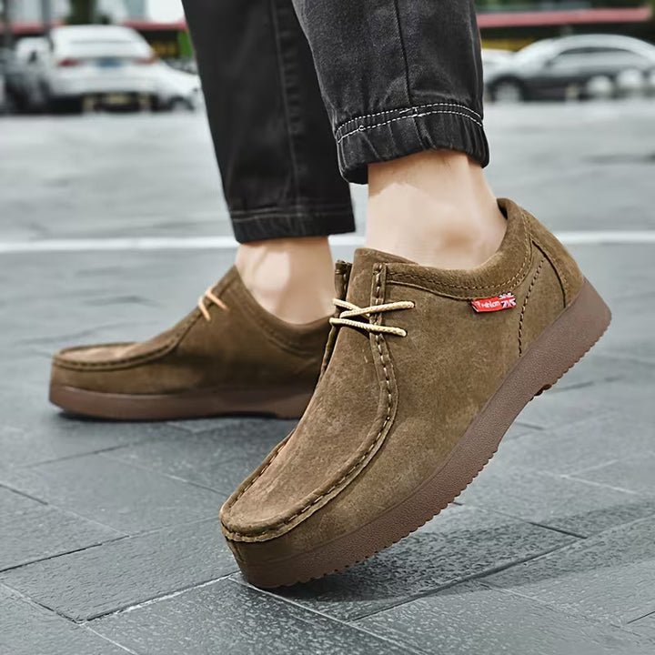 Man draagt casual veterschoenen met antislip zool, perfect voor elke dag.
