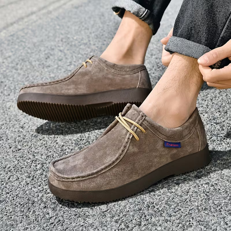Heren casual schoenen met antislip zool op een buitenpad, klaar voor avontuur.