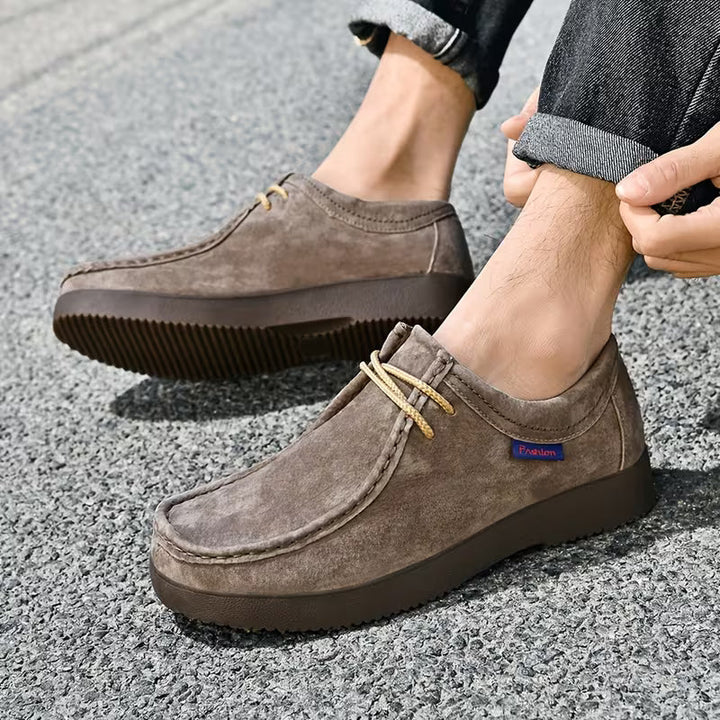 Heren casual schoenen met antislip zool op een buitenpad, klaar voor avontuur.