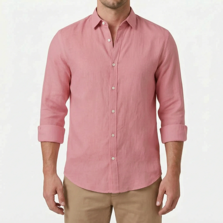 Stijlvol heren casual overhemd met lange mouw en knopen, gedragen. Comfortabele zomerkleding heren.