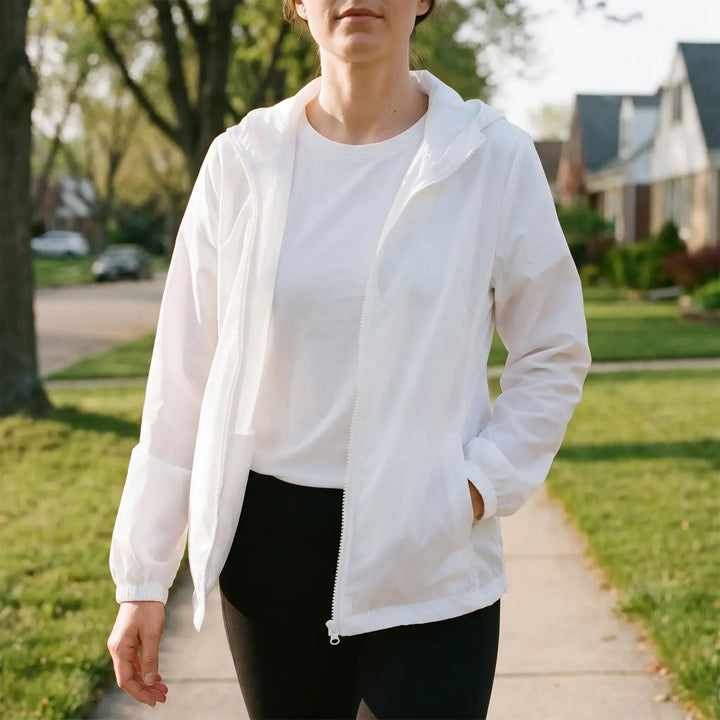 Dames casual windjack met capuchon, lichtgewicht en sportief. Ideaal voor lente en herfst.