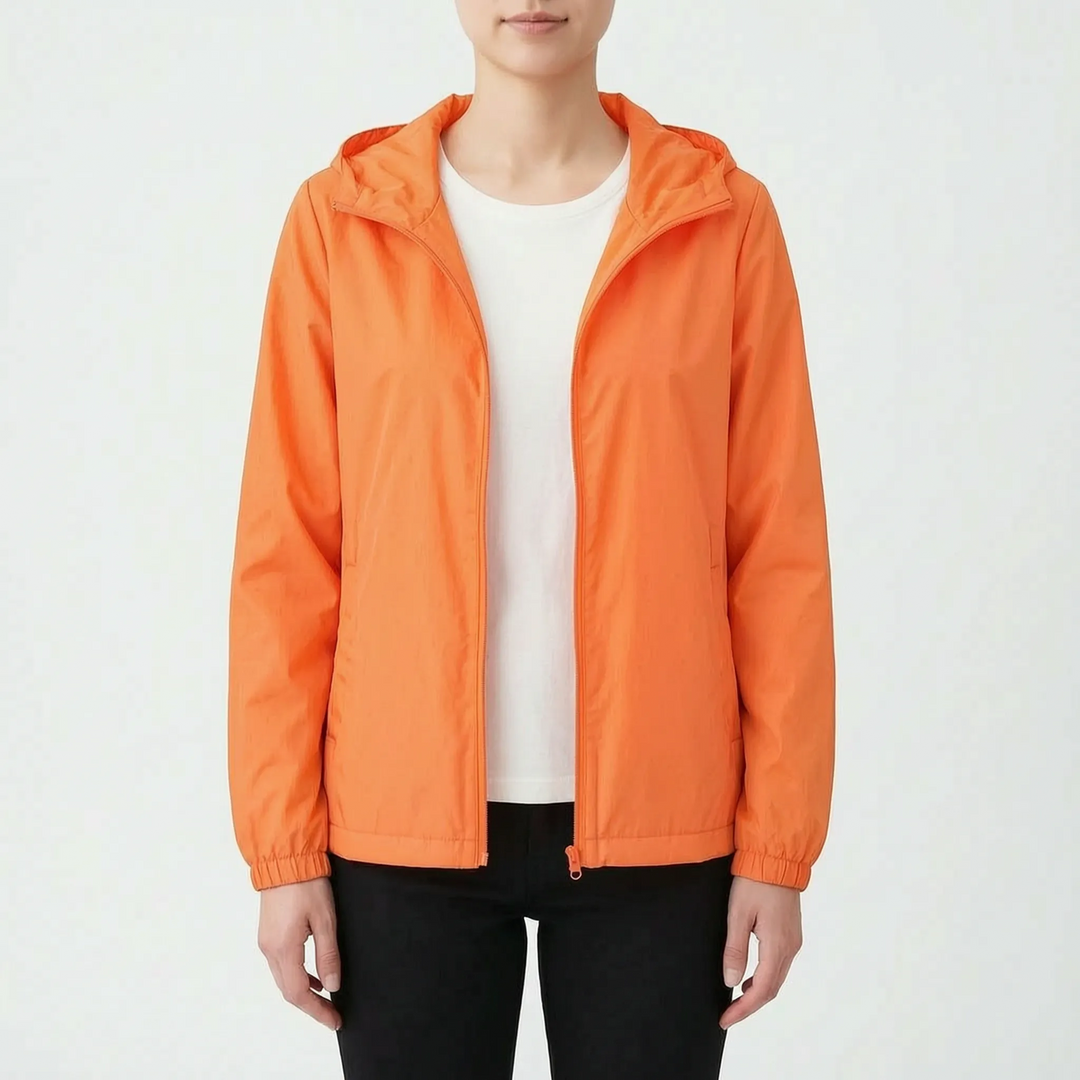 Sportief dames windjack met capuchon, een functionele windbreker. Geschikt voor dameskleding.