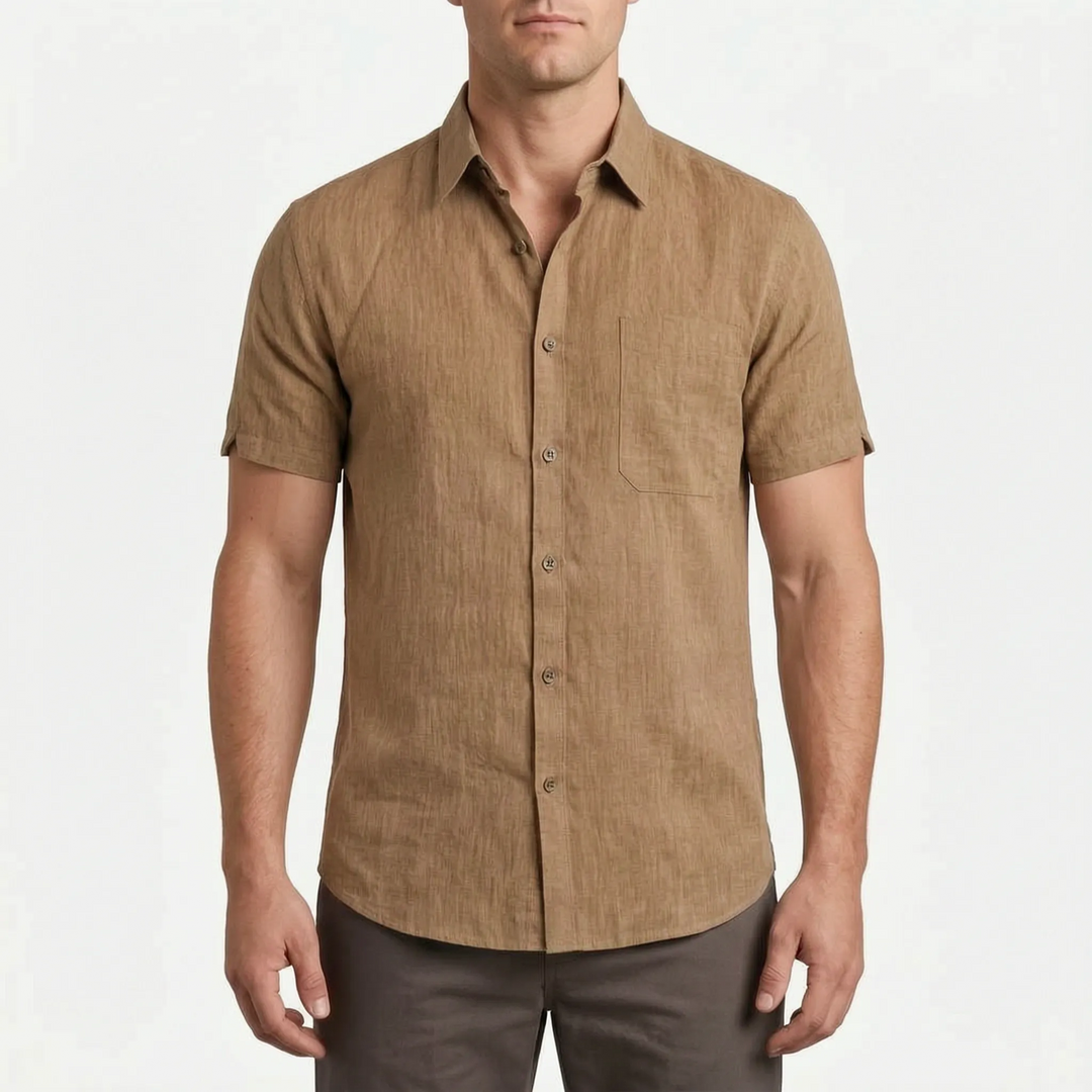 Dagelijks casual herenoverhemd met korte mouwen. Perfecte, comfortabele en frisse zomerkleding voor mannen.