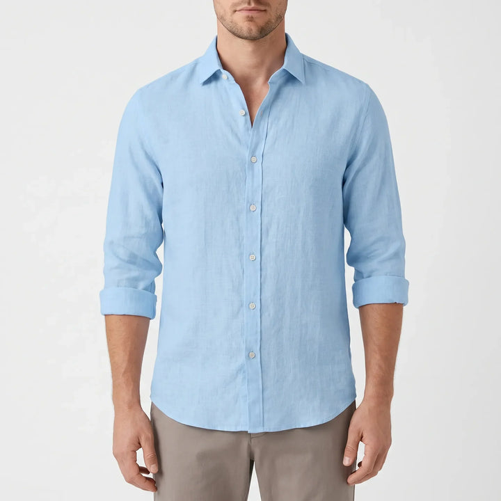 Achterkant van het casual herenoverhemd, toont comfortabele pasvorm. Perfect effen zomerhemd voor ontspannen dagen.