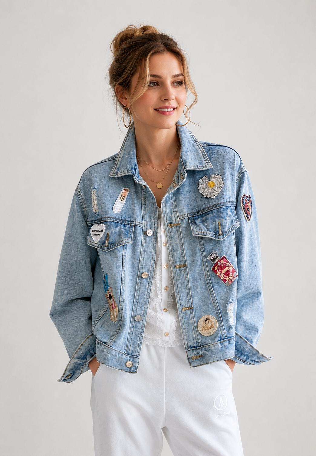 Trendy dames kort jasje met patches en stoere verwassen look, ideaal als casual overgangsjas voor lente/herfst.