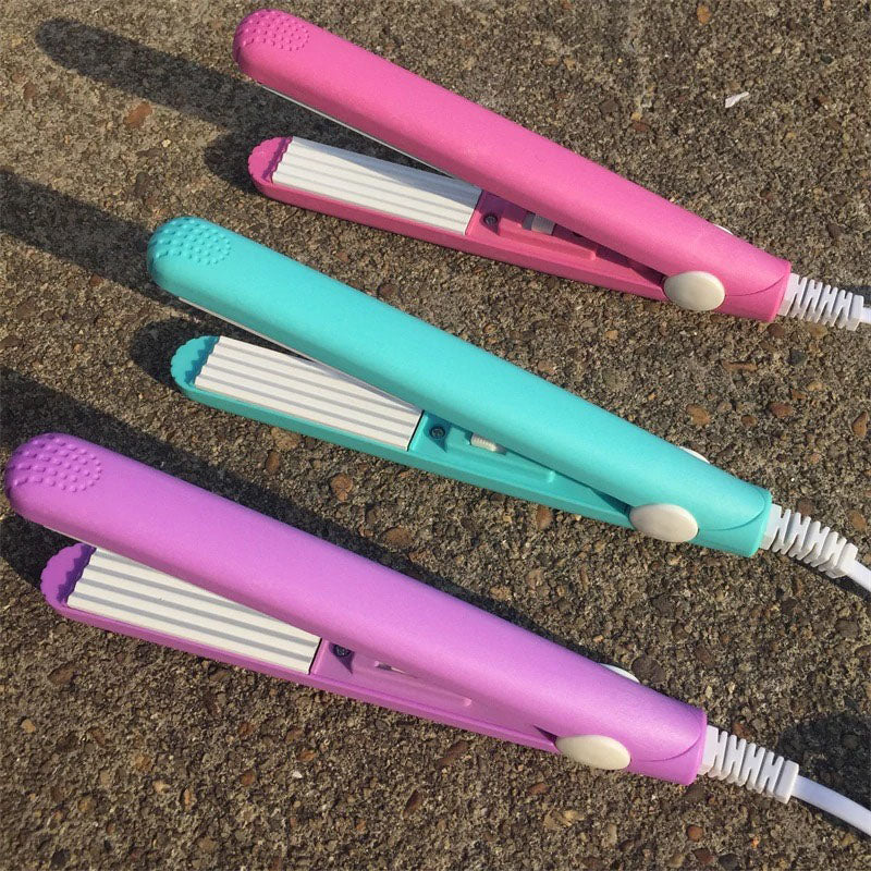 Vrouw stylet haar met kleine, compacte mini haarstyler; creëert snel en veilig diverse looks.