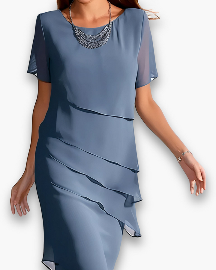 Dames midi jurk met verfijnde gelaagde details en een elegante pasvorm, perfect voor een chique en feestelijke look.
