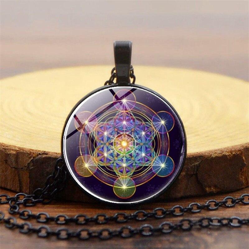 Gedetailleerde chakra hanger met Metatron's Kubus. Een krachtig spiritueel sieraad voor meditatie en energie.