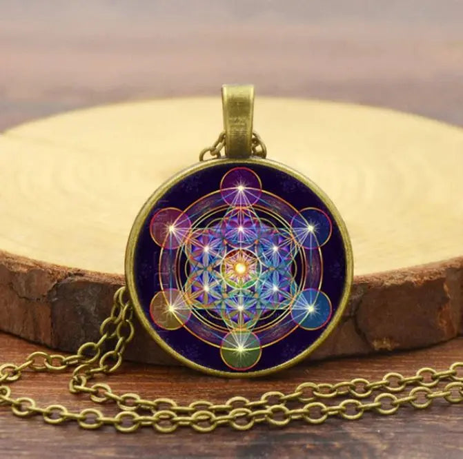 Heilige geometrie Metatron's Kubus chakra hanger. Dit spirituele sieraad ondersteunt energiebalans en bescherming.