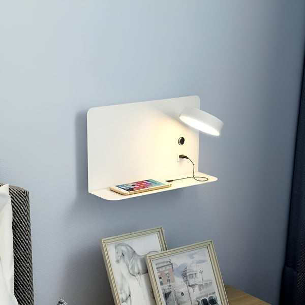Stijlvolle LED wandlamp GlowPort met ingebouwde USB-lader; perfect voor slaapkamer als lees- of nachtlamp.