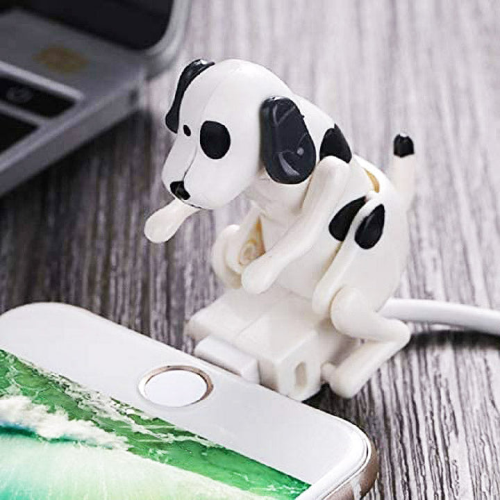 Hondenoplader op een bureau, laadt een telefoon op. Grappig uniek cadeau en gadget.