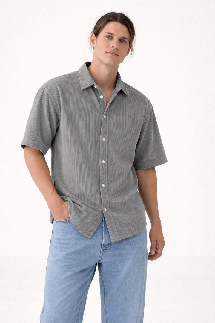 Opgevouwen lichtgewicht herenoverhemd korte mouw, ademend zomershirt voor casual vakantiekleding.