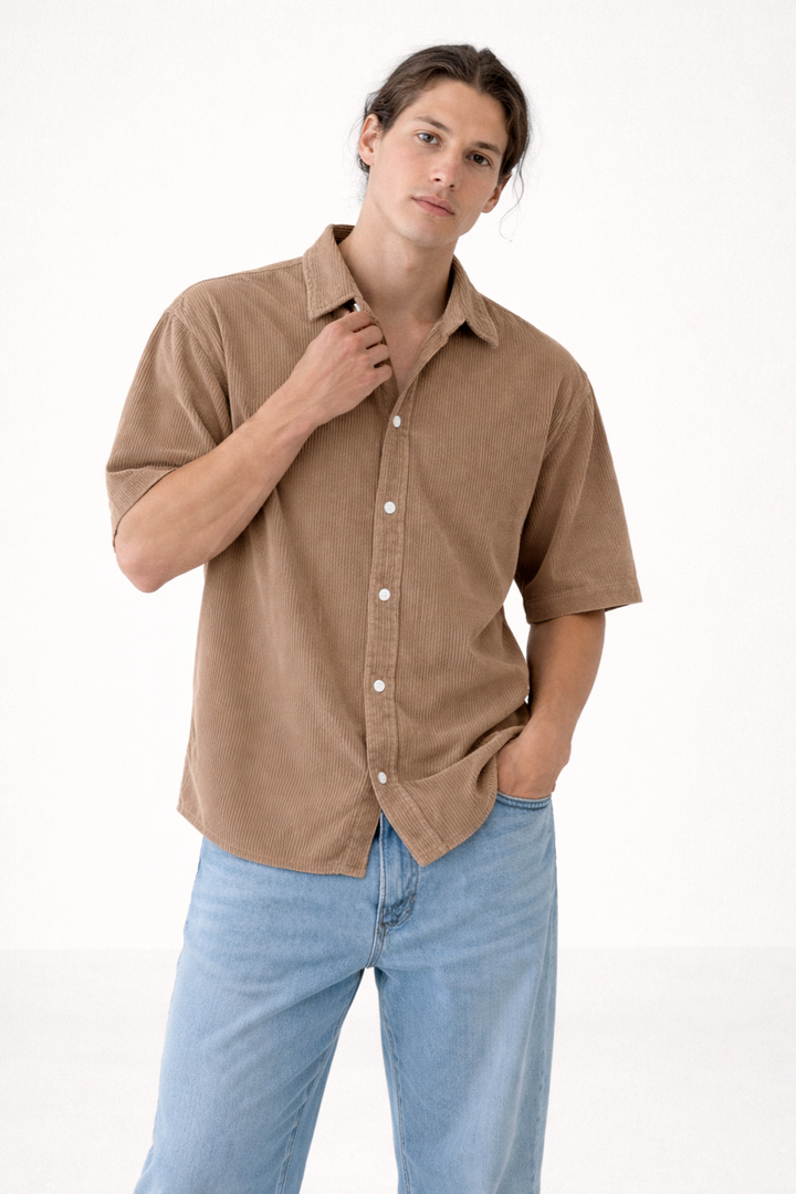 Man draagt een casual lichtgewicht herenoverhemd met korte mouw, ademend voor een comfortabele zomerlook.
