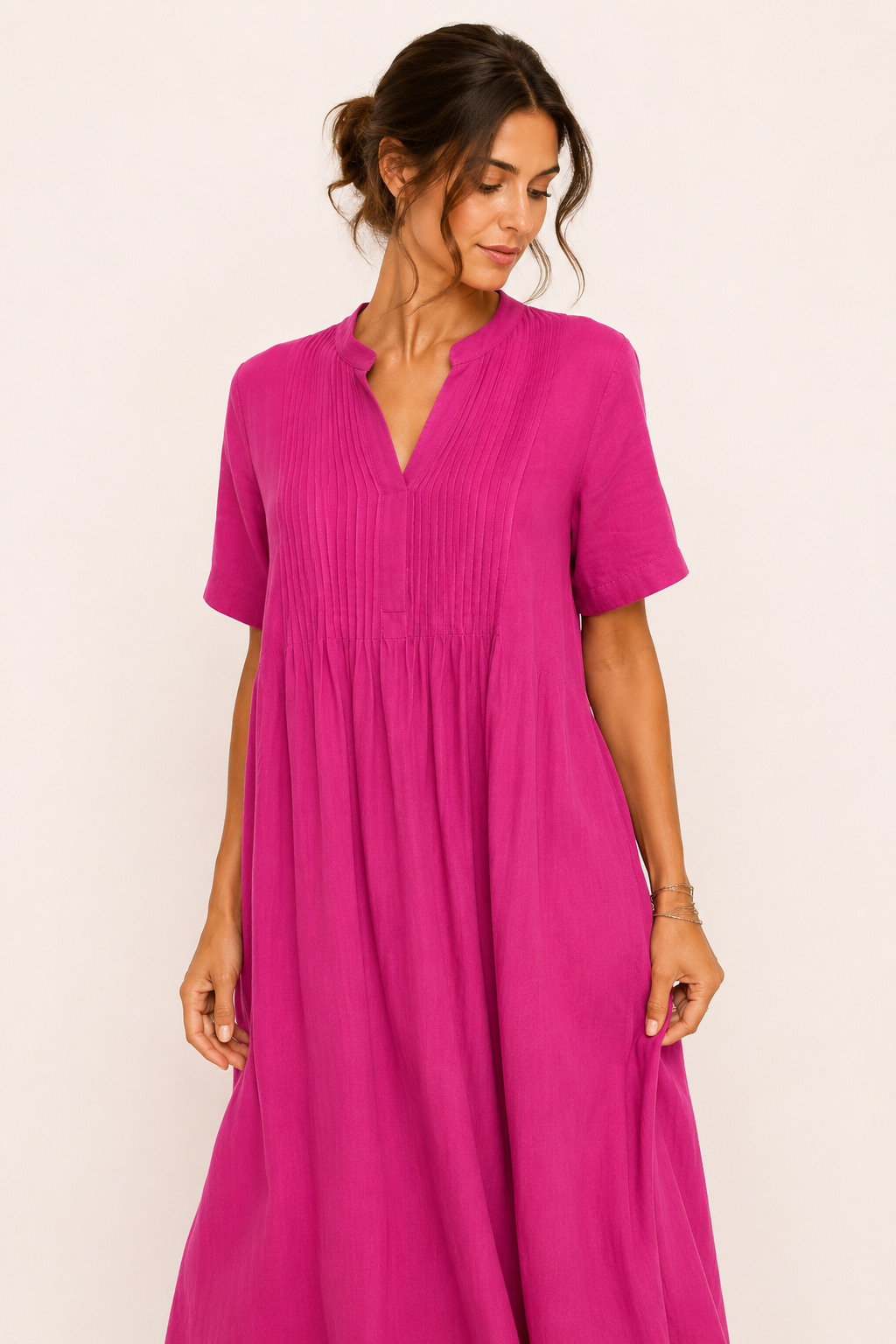 Modieuze zomerjurk met V-hals en praktische zijzakken. Comfortabele losse pasvorm, perfect voor een casual look.
