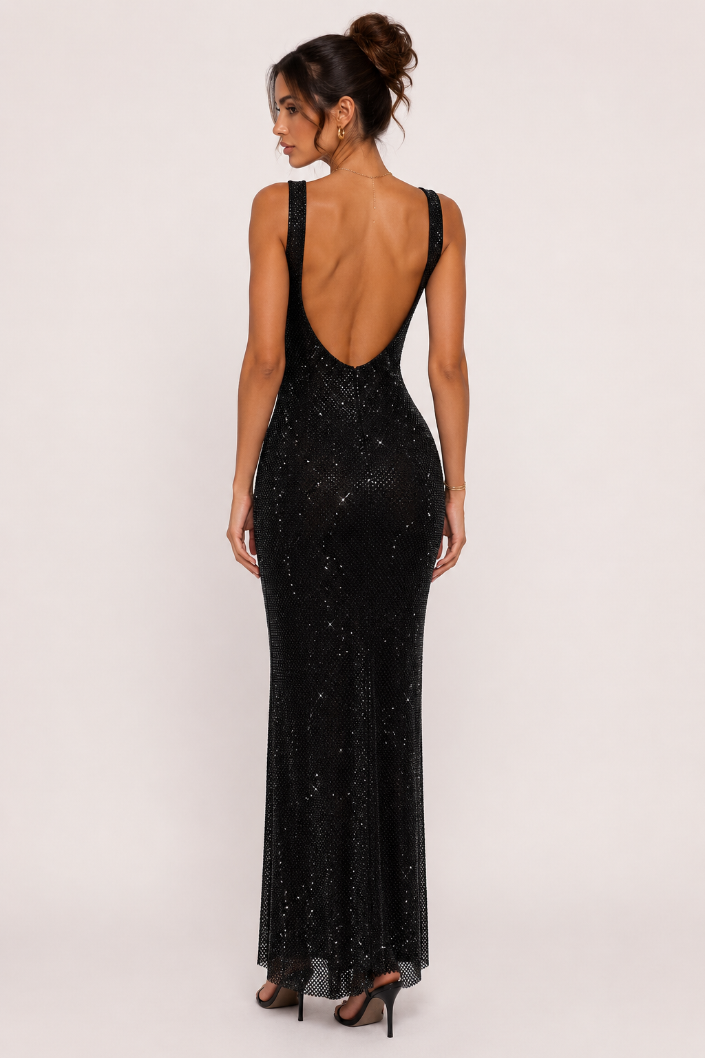 Zwarte elegante lange galajurk met vierkante hals, ideaal voor een formeel avondfeest.