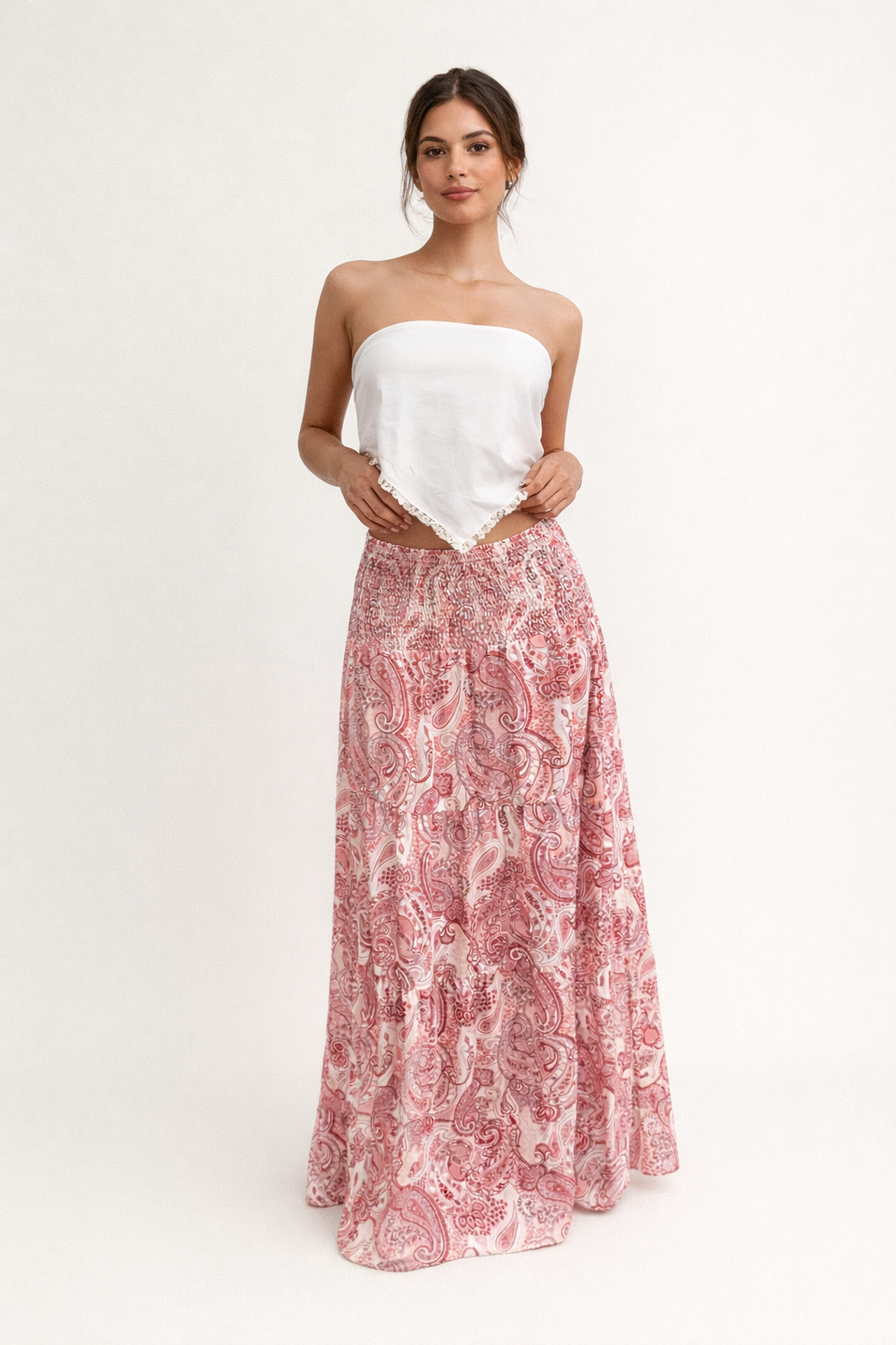 Lange damesrok in boho stijl met vrolijke print, elastische tailleband en vloeiende stof, perfect voor de zomer.
