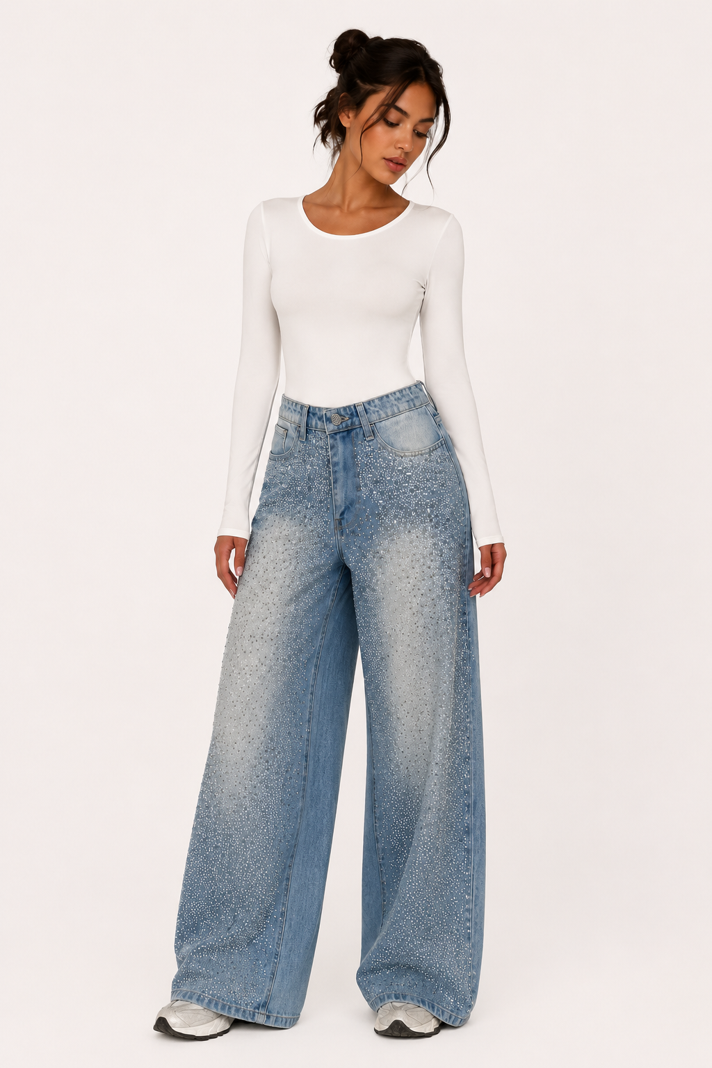 Blauwe damesjeans met wijde pijpen, gedecoreerd met sprankelende strass. Perfect voor avondlook of dagelijkse fashion.