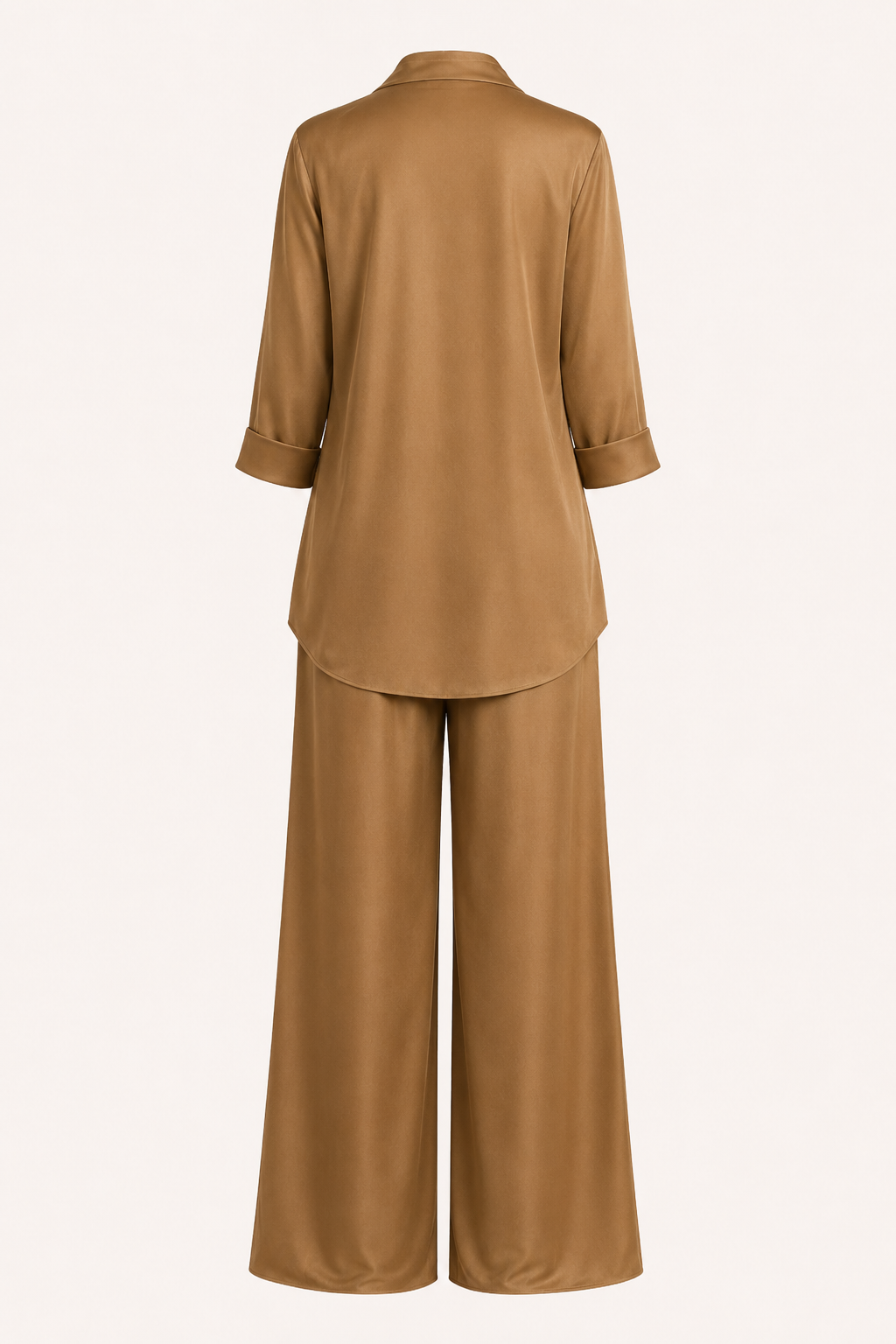 Model draagt stijlvol koffiekleurig damespak, tweedelig met blouse en wijde broek, perfect voor een chique zakelijke look.