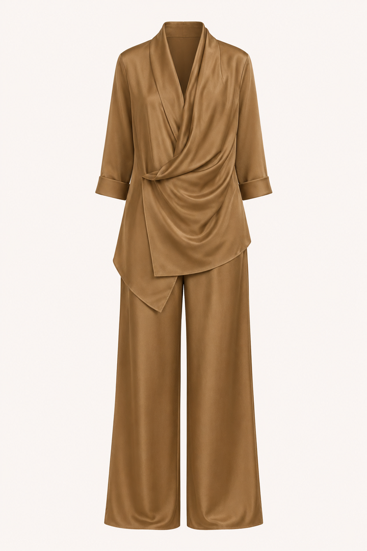 Veelzijdig koffiekleurig tweedelig damespak: een stijlvolle blouse en wijde broek, geschikt voor zakelijk en casual.