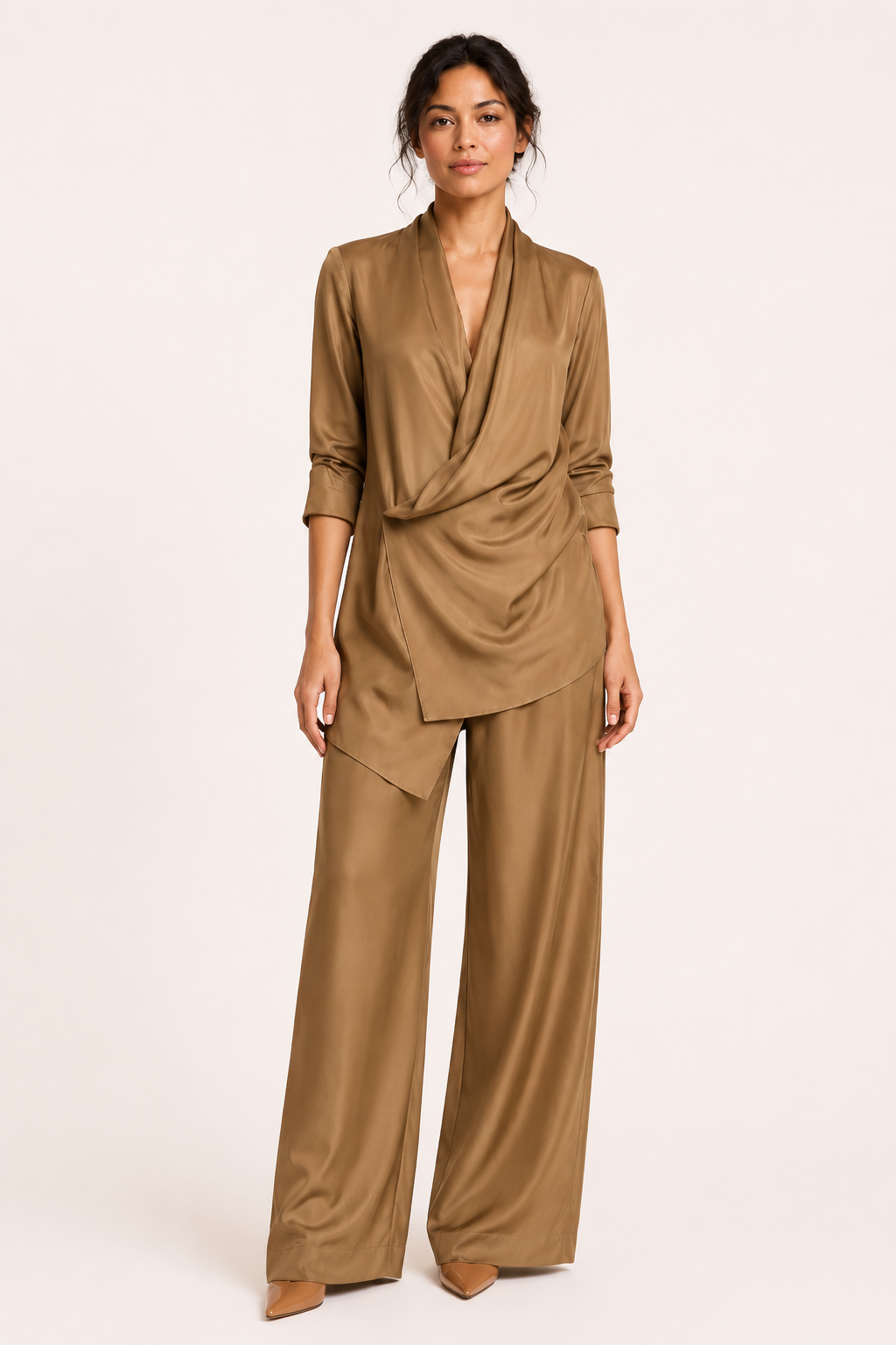 Koffiebruin tweedelig damespak met elegante blouse en wijde broek, perfect voor zakelijke of casual chic gelegenheden.