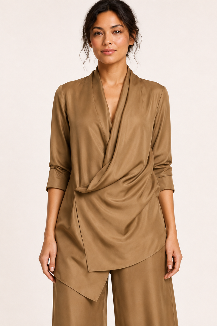 Elegante wijde broek in koffiebruin, onderdeel van het tweedelige damespak, voor een comfortabele en formele uitstraling.