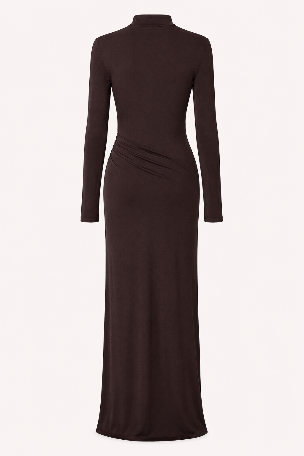 Bruine elegante lange jurk met hoge kraag en subtiele drapering, een tijdloze keuze voor feesten.