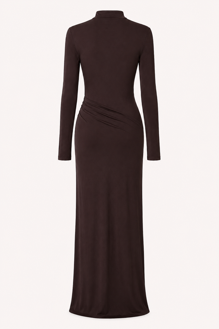 Bruine elegante lange jurk met hoge kraag en subtiele drapering, een tijdloze keuze voor feesten.
