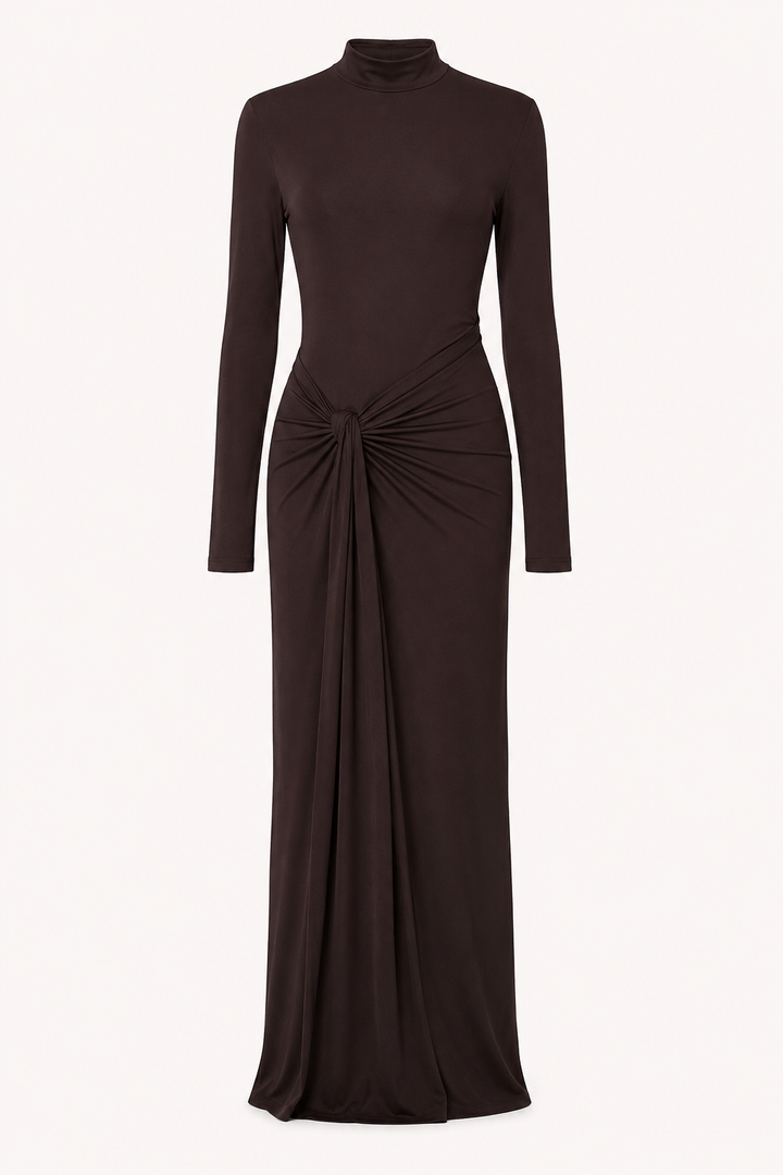 Stijlvolle bruine dames maxi jurk met vloeiende drapering en chique hoge kraag, perfect voor gala.