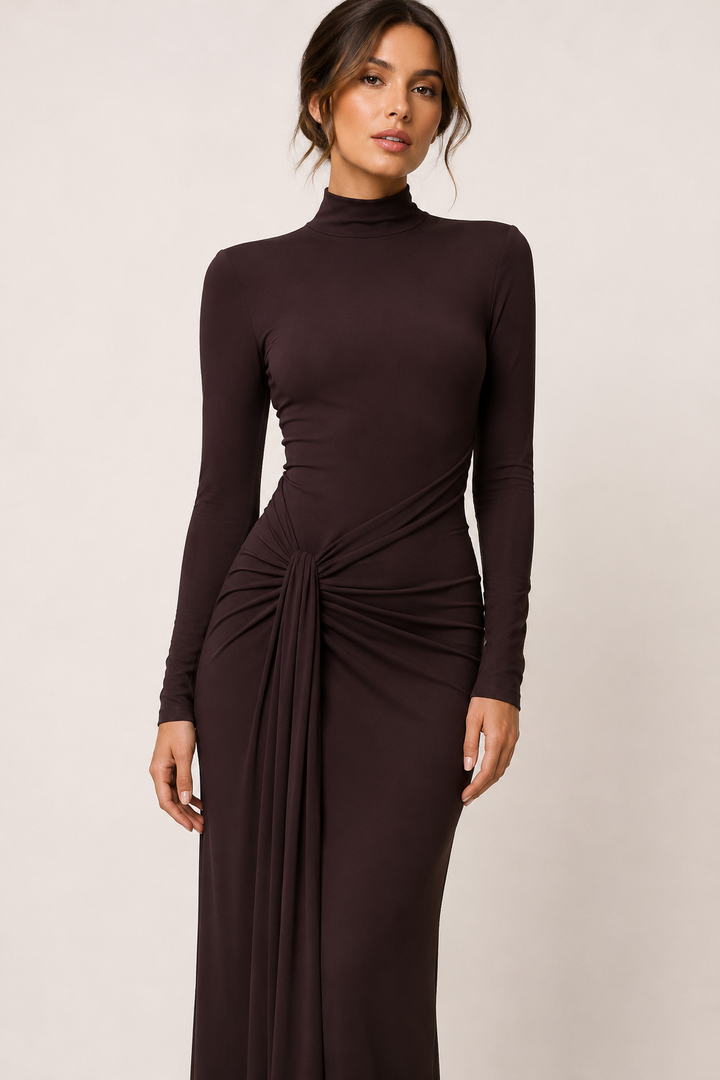 Lange bruine avondjurk voor dames met verfijnde drapering en stijlvolle hoge kraag, zeer elegant.