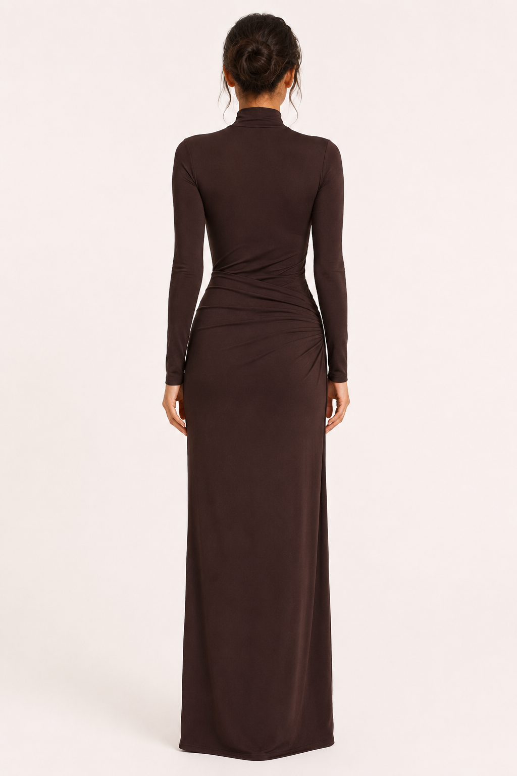 Chique bruine maxi jurk, ideaal als formele feestjurk met unieke drapering en hoge kraag.