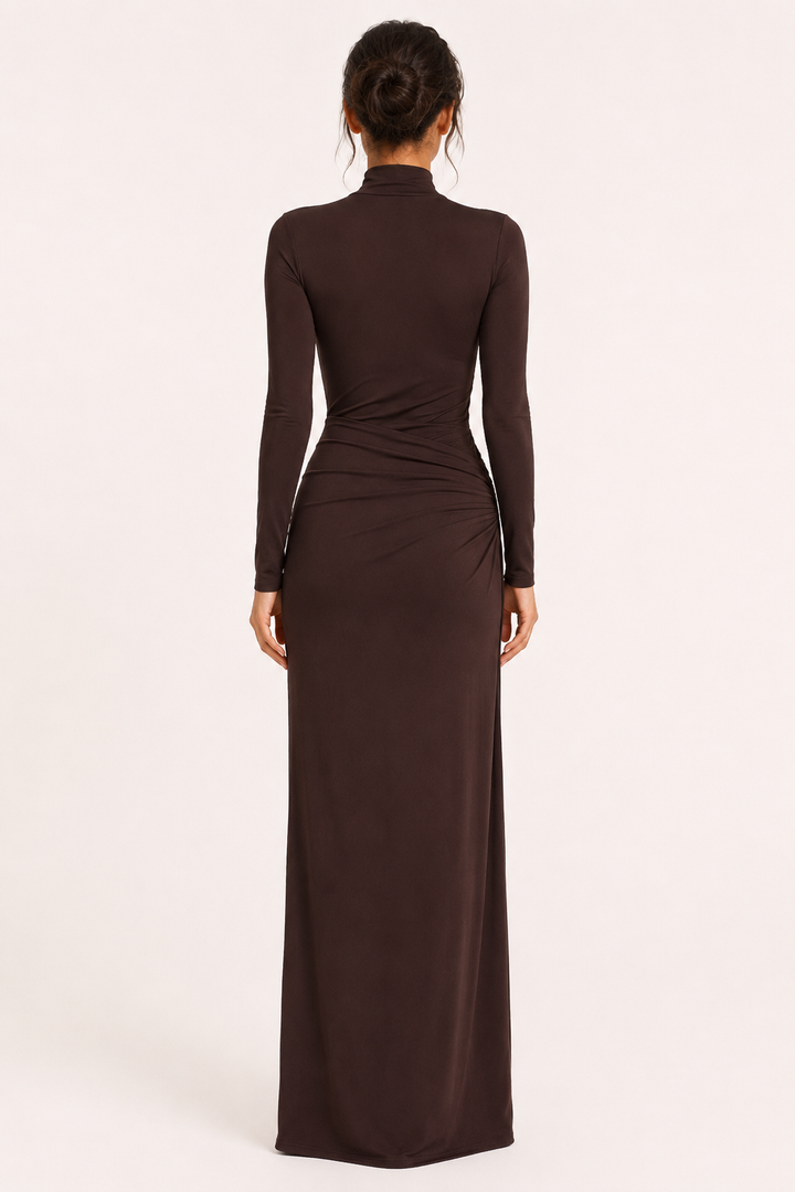 Chique bruine maxi jurk, ideaal als formele feestjurk met unieke drapering en hoge kraag.