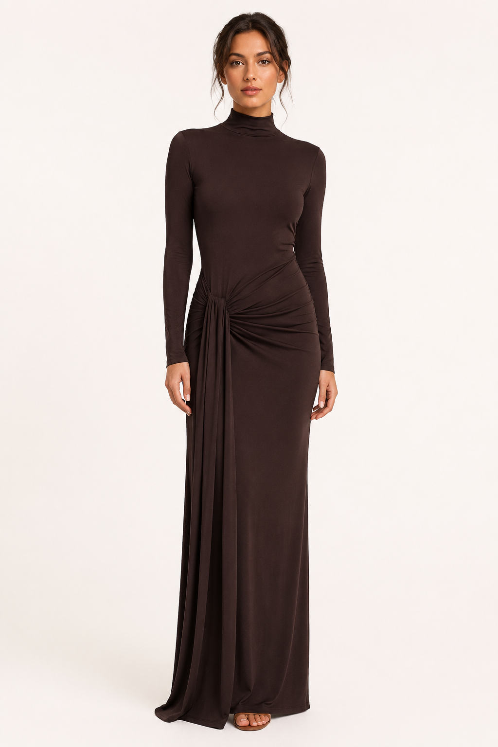 Elegante bruine lange damesjurk met hoge kraag en sierlijke drapering, perfect voor avond of feest.