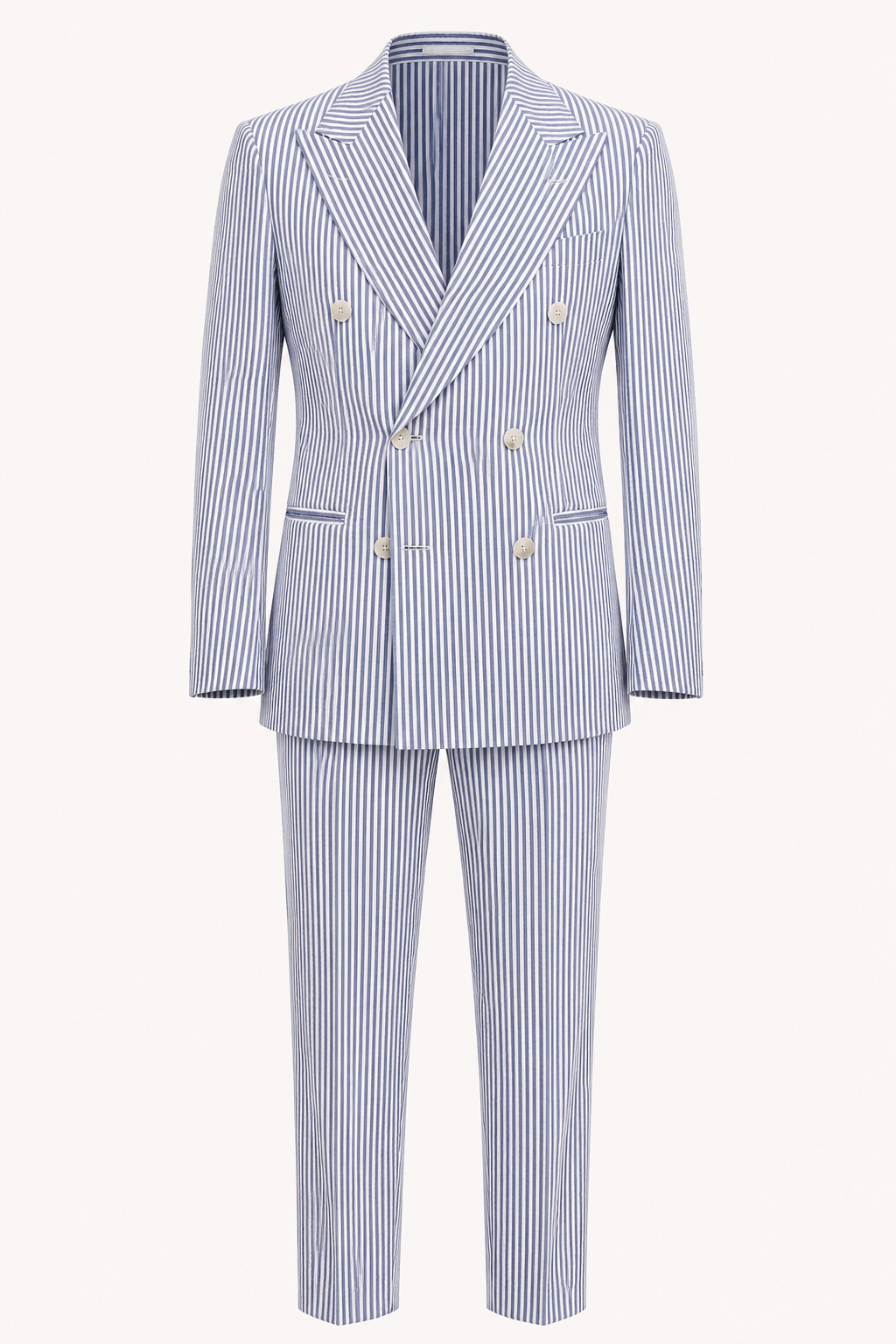 Man draagt blauw gestreept herenpak: dubbelrijig colbert & broek. Stijlvolle keuze voor formele of casual zomer.