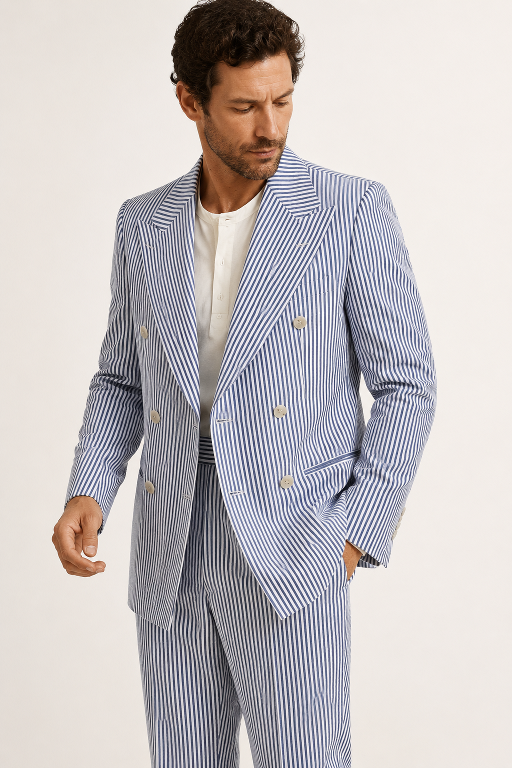 Modern blauw gestreept herenpak met dubbele knoopsluiting; chic en comfortabel voor zomerse bruiloften.