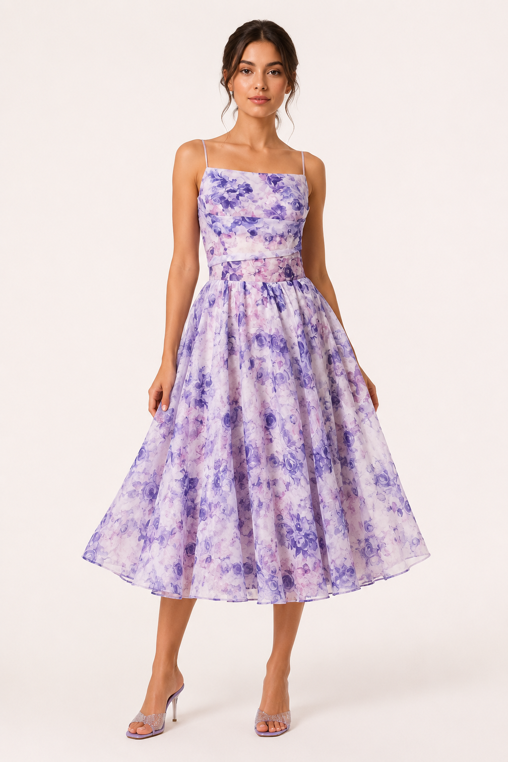 Comfortabele gebloemde midi-jurk met dunne bandjes en hoge taille, ideaal als dames zomerjurk.